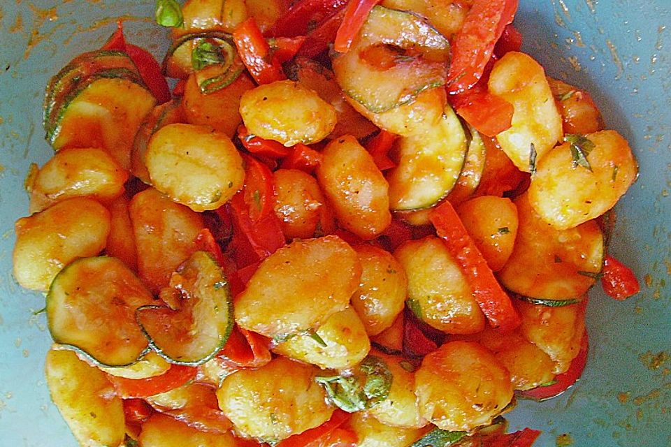 Gnocchi-Salat mit Zucchini und Paprika