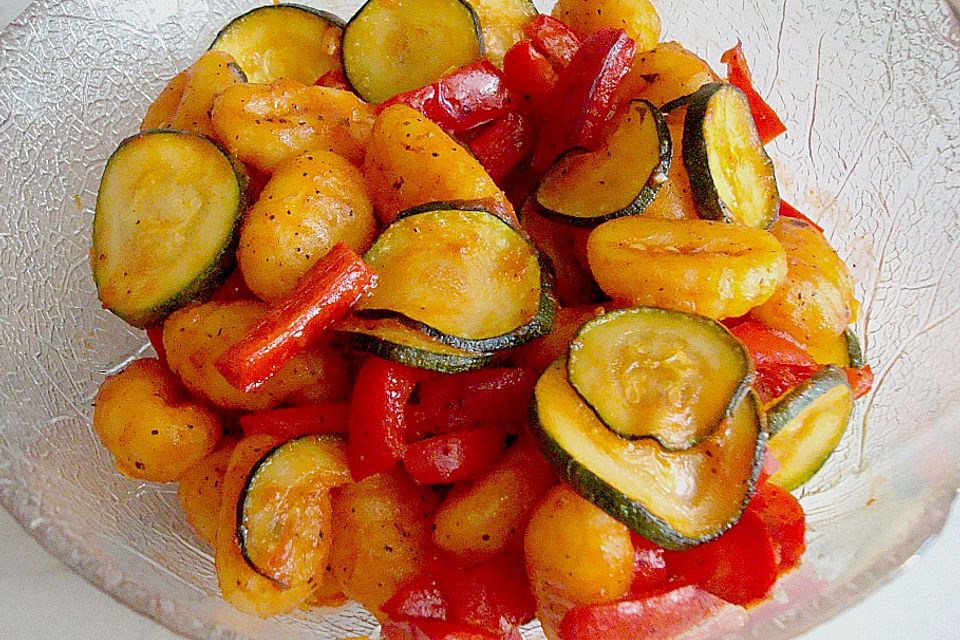 Gnocchi-Salat mit Zucchini und Paprika