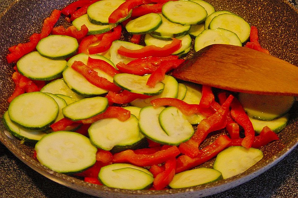 Gnocchi-Salat mit Zucchini und Paprika