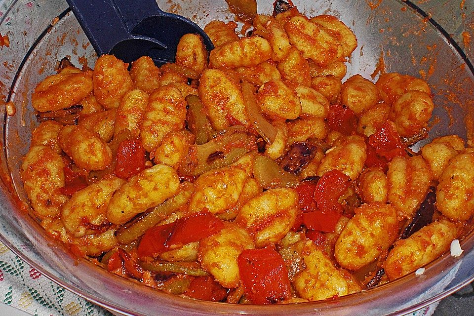 Gnocchi-Salat mit Zucchini und Paprika