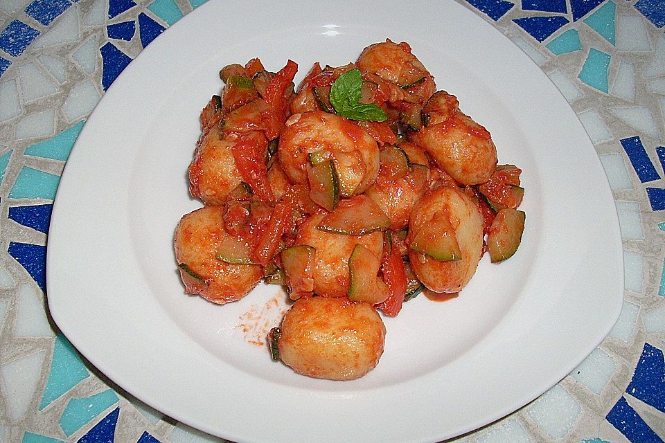 Gnocchi-Salat mit Zucchini und Paprika