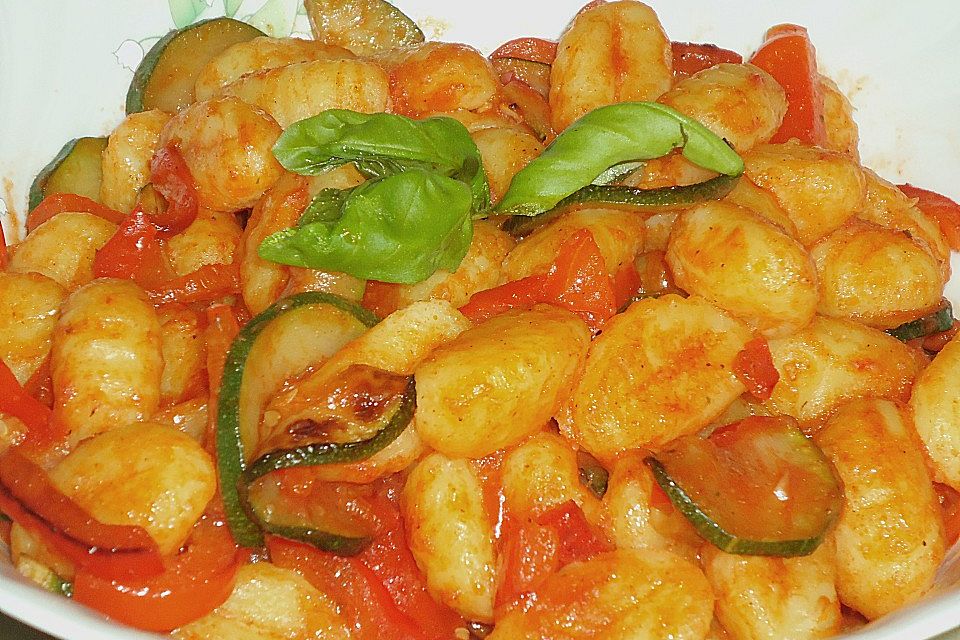 Gnocchi-Salat mit Zucchini und Paprika