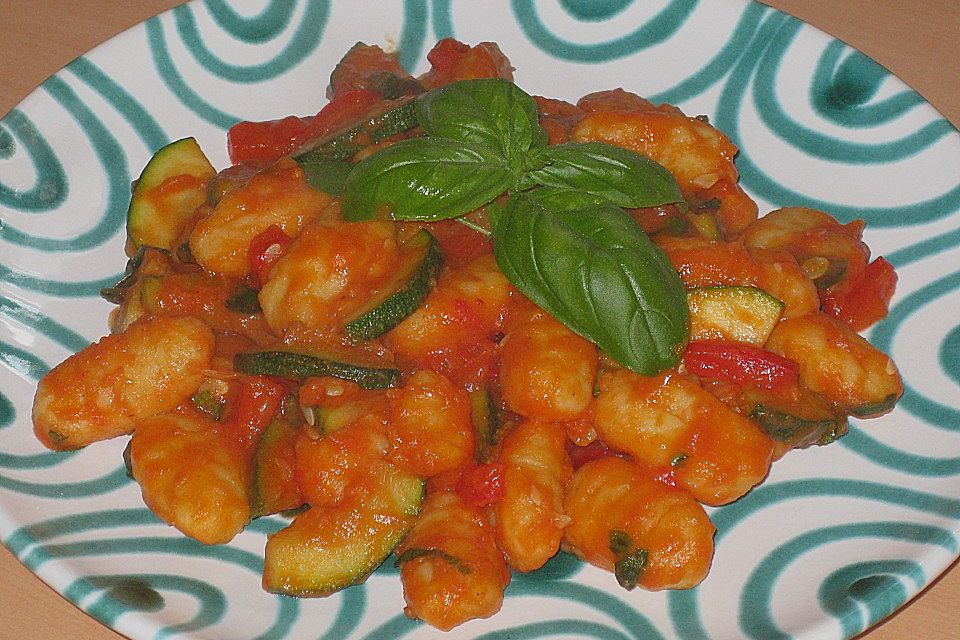 Gnocchi-Salat mit Zucchini und Paprika