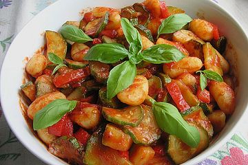 Gnocchi-Salat mit Zucchini und Paprika