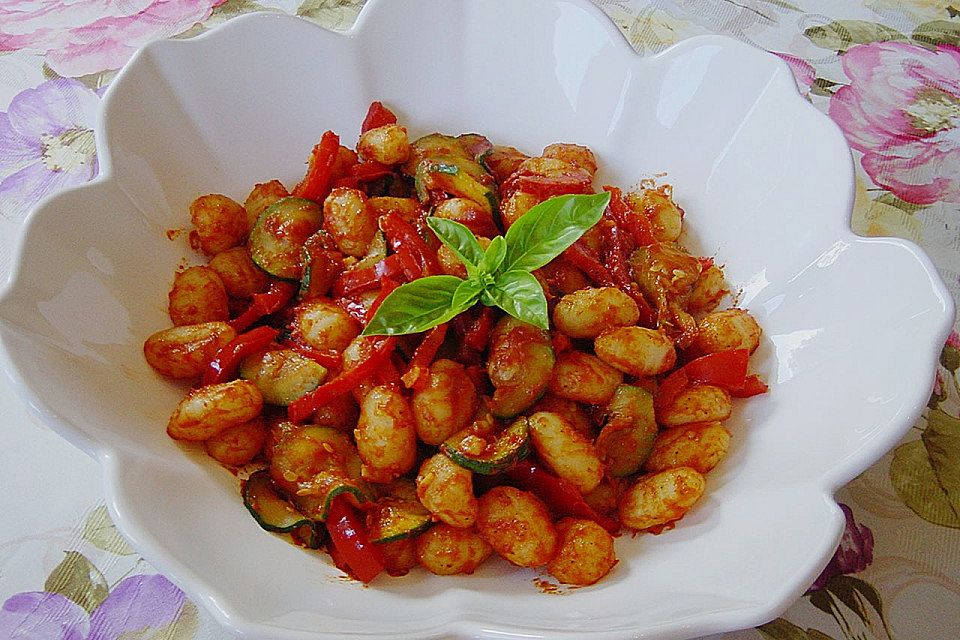 Gnocchi-Salat mit Zucchini und Paprika