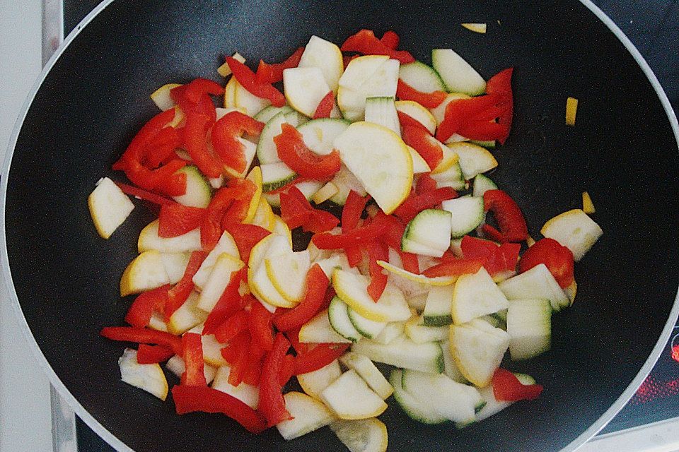 Gnocchi-Salat mit Zucchini und Paprika