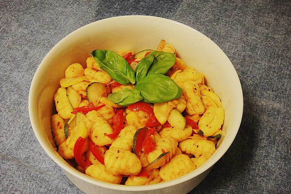 Gnocchi-Salat mit Zucchini und Paprika