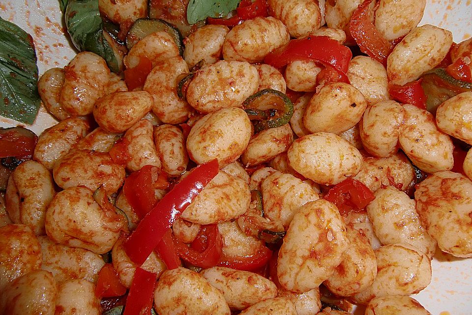 Gnocchi-Salat mit Zucchini und Paprika