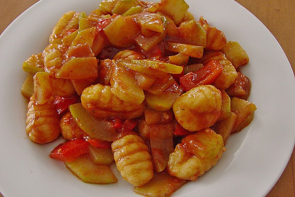 Gnocchi-Salat mit Zucchini und Paprika