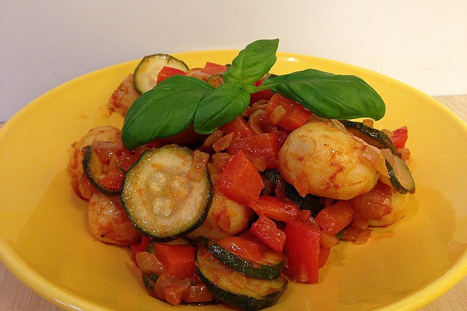 Gnocchi-Salat mit Zucchini und Paprika