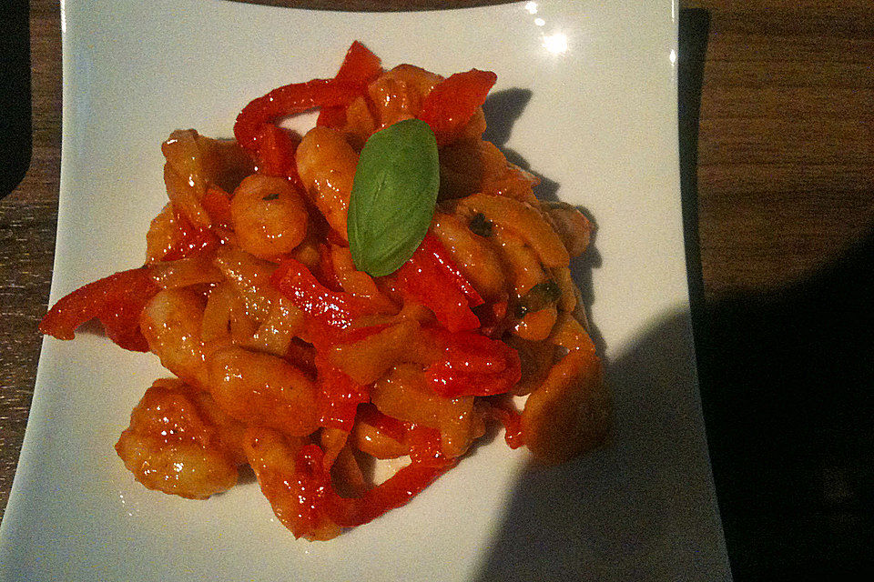 Gnocchi-Salat mit Zucchini und Paprika