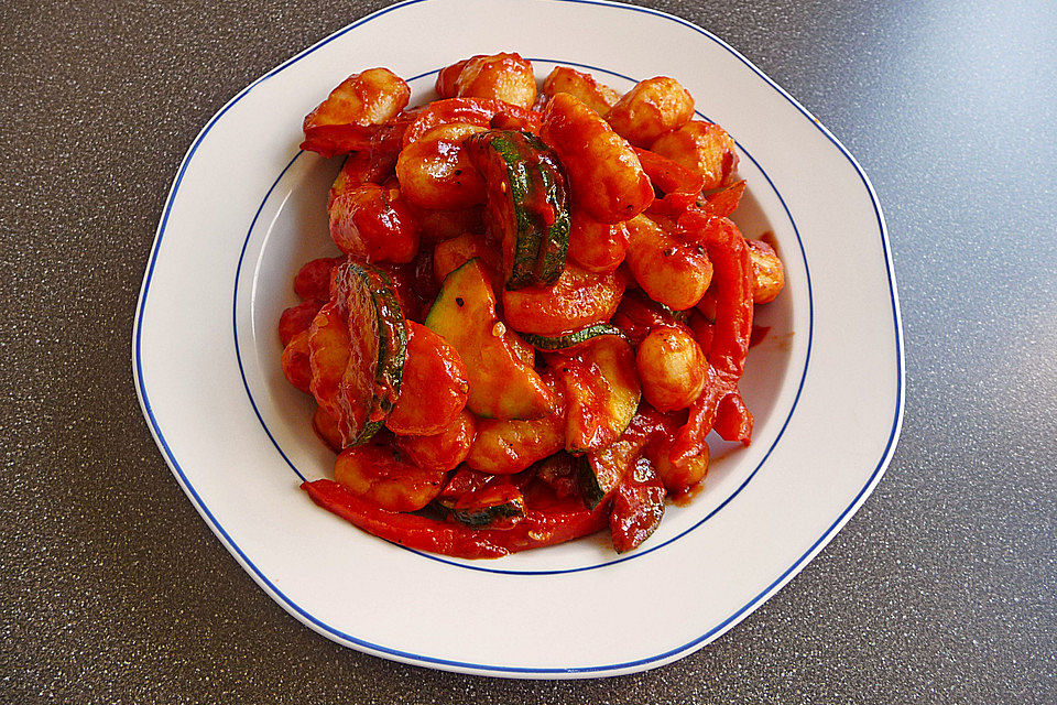 Gnocchi-Salat mit Zucchini und Paprika