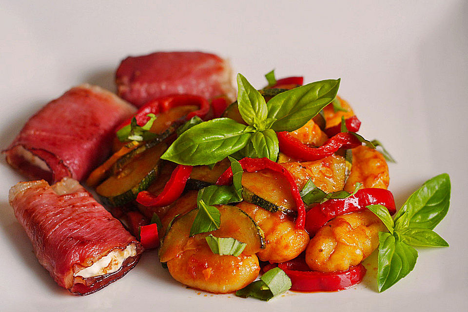 Gnocchi-Salat mit Zucchini und Paprika