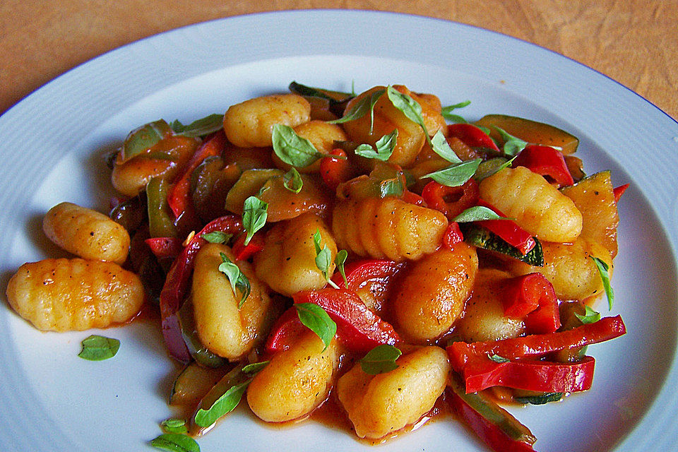 Gnocchi-Salat mit Zucchini und Paprika