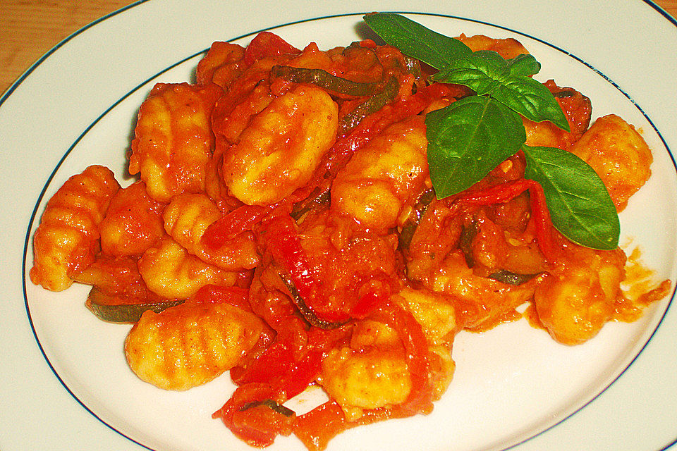 Gnocchi-Salat mit Zucchini und Paprika