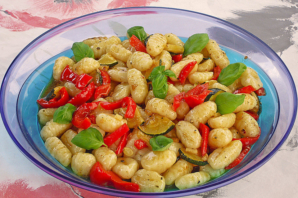 Gnocchi-Salat mit Zucchini und Paprika