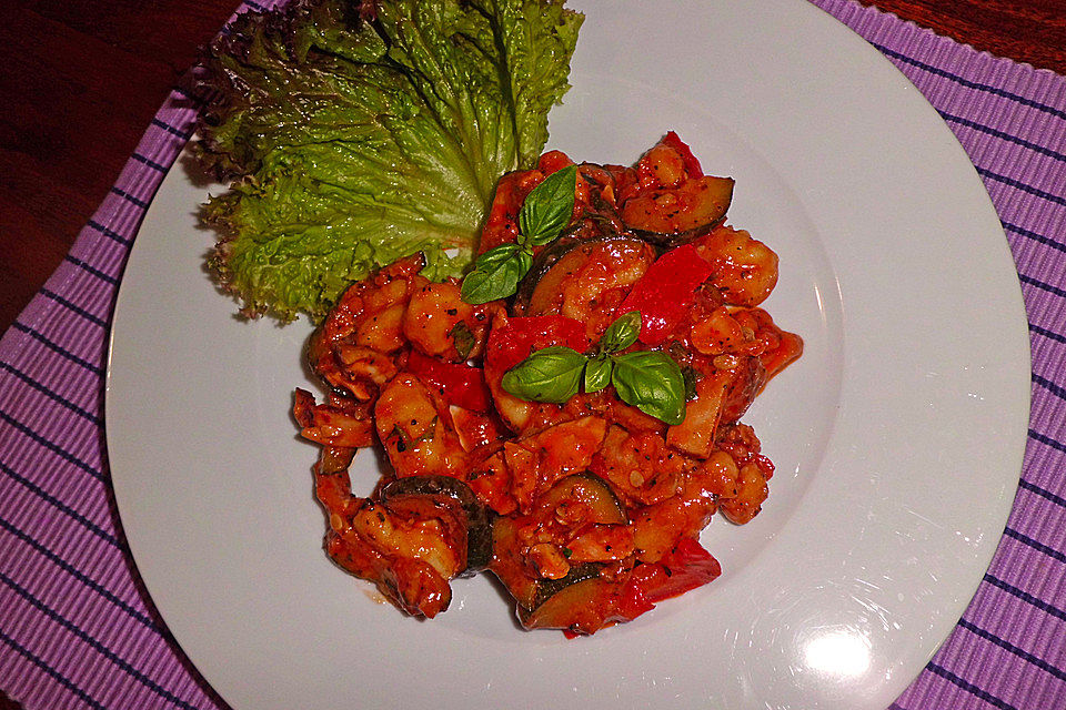 Gnocchi-Salat mit Zucchini und Paprika