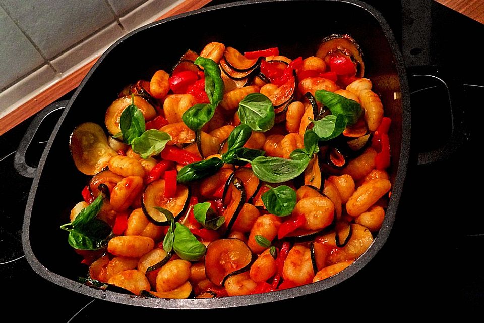 Gnocchi-Salat mit Zucchini und Paprika