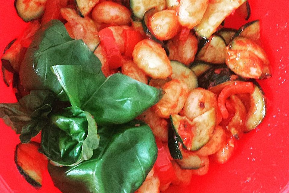 Gnocchi-Salat mit Zucchini und Paprika