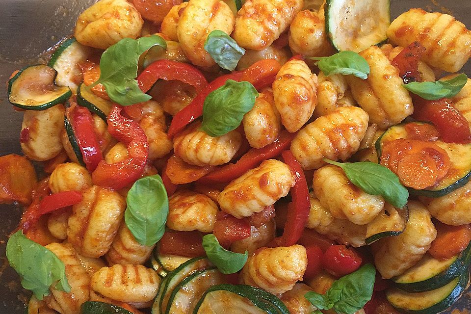 Gnocchi-Salat mit Zucchini und Paprika