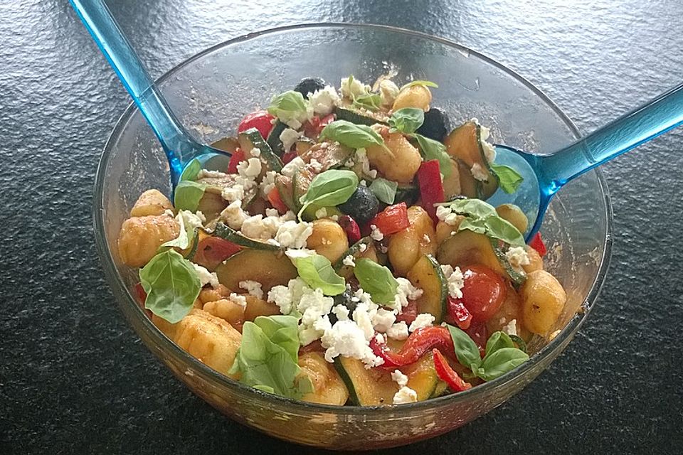 Gnocchi-Salat mit Zucchini und Paprika