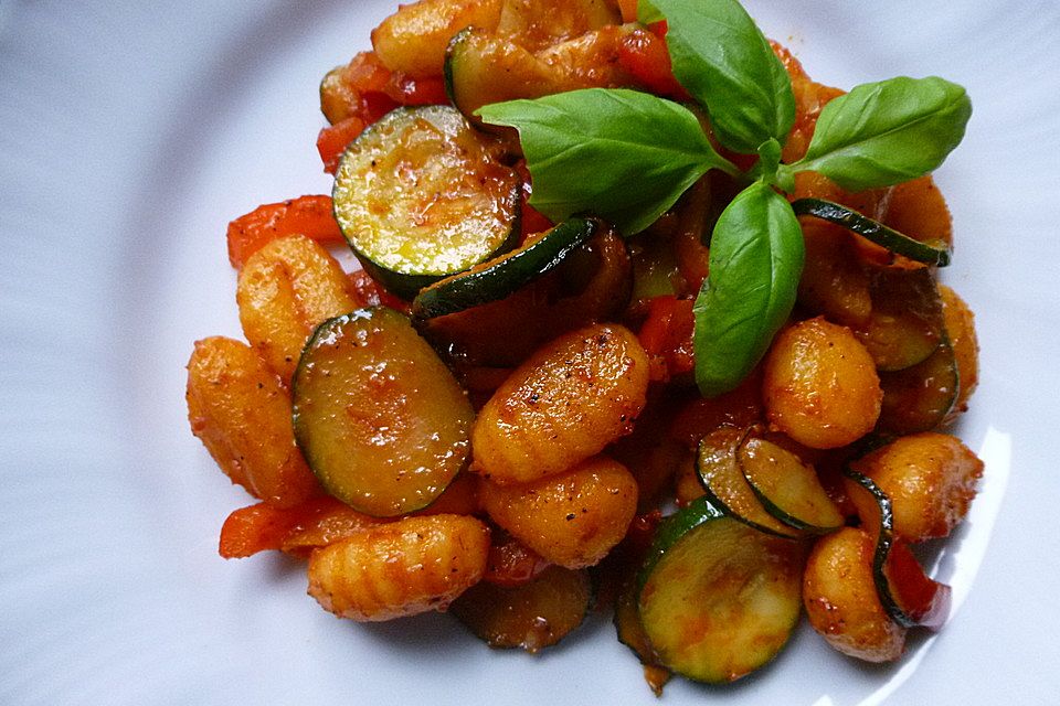 Gnocchi-Salat mit Zucchini und Paprika