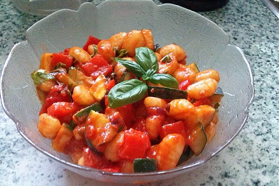 Gnocchi-Salat mit Zucchini und Paprika