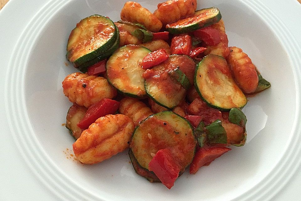 Gnocchi-Salat mit Zucchini und Paprika