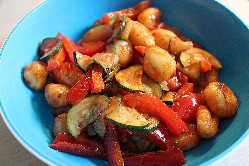 Gnocchi-Salat mit Zucchini und Paprika