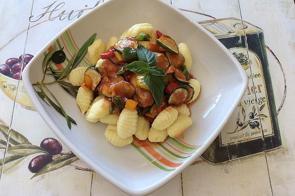 Gnocchi-Salat mit Zucchini und Paprika