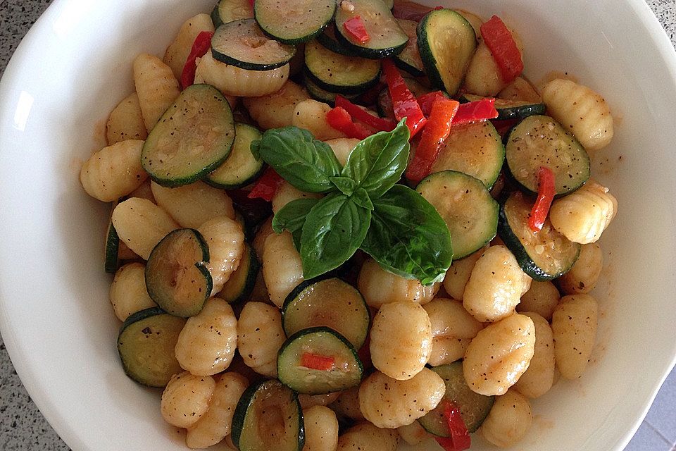 Gnocchi-Salat mit Zucchini und Paprika