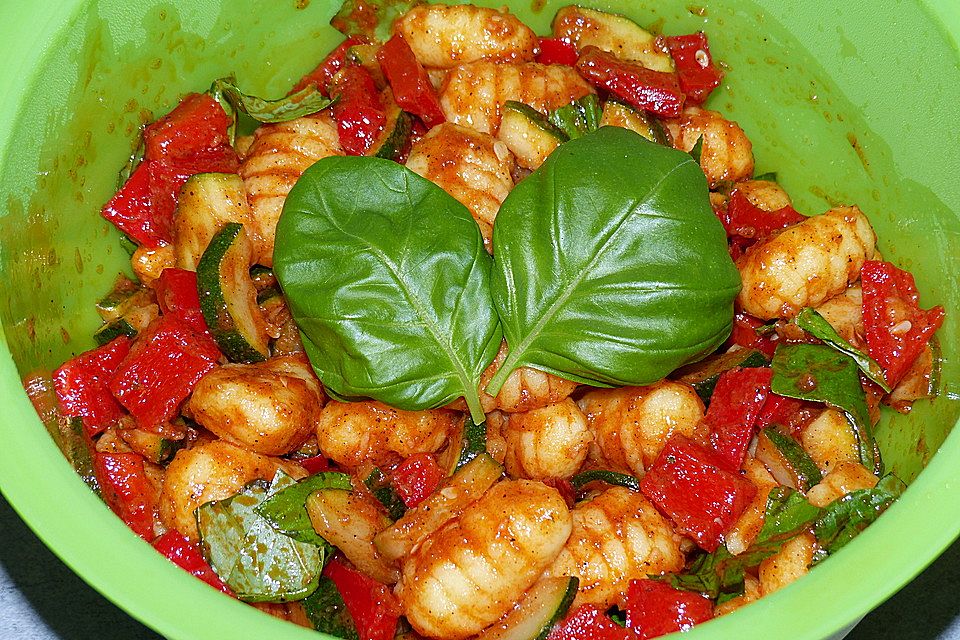 Gnocchi-Salat mit Zucchini und Paprika