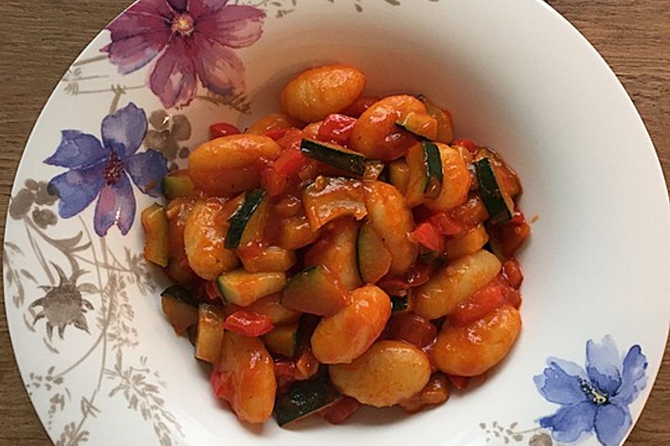 Gnocchi-Salat mit Zucchini und Paprika