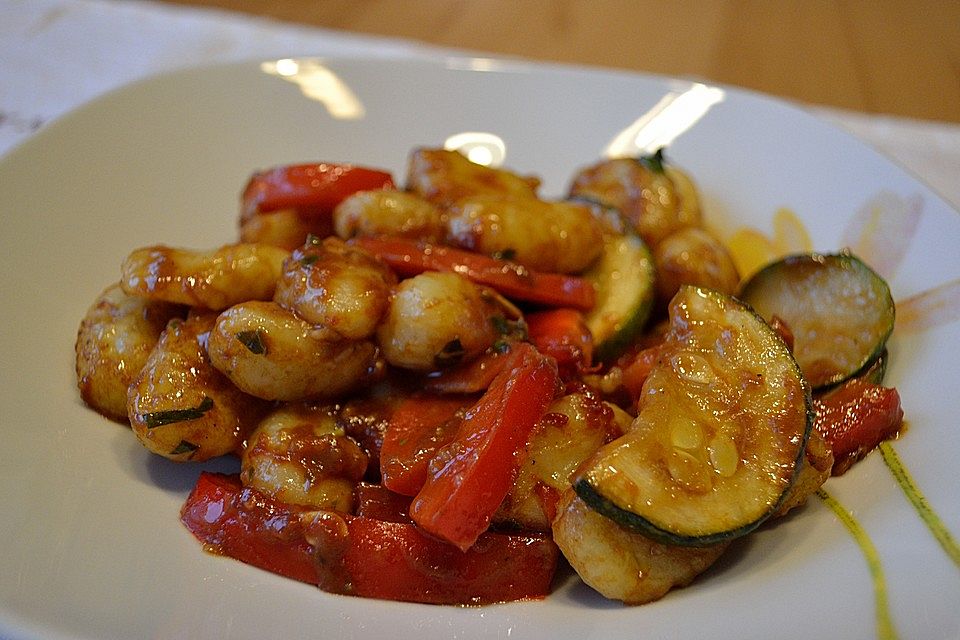 Gnocchi-Salat mit Zucchini und Paprika