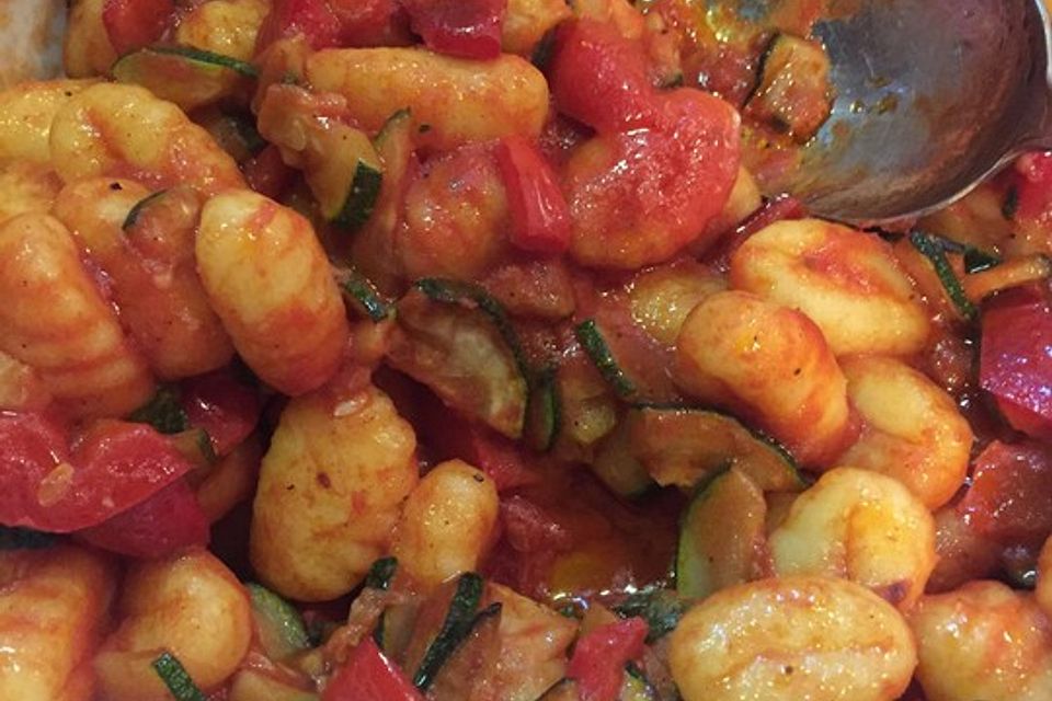 Gnocchi-Salat mit Zucchini und Paprika