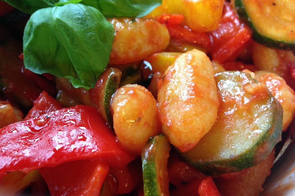 Gnocchi-Salat mit Zucchini und Paprika