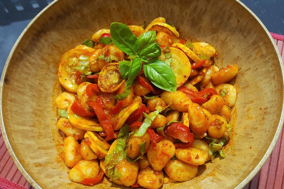 Gnocchi-Salat mit Zucchini und Paprika