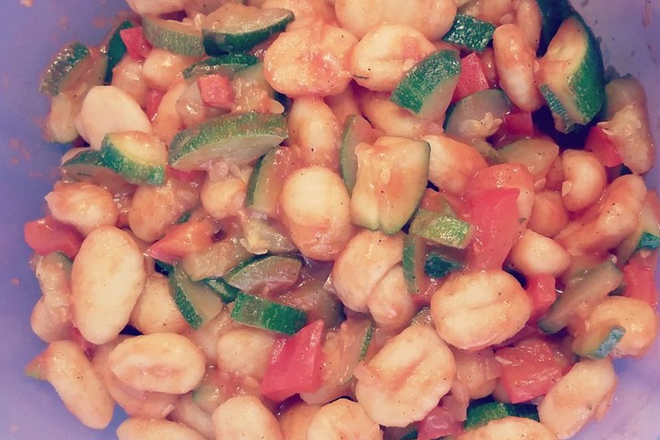 Gnocchi-Salat mit Zucchini und Paprika