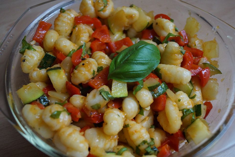 Gnocchi-Salat mit Zucchini und Paprika