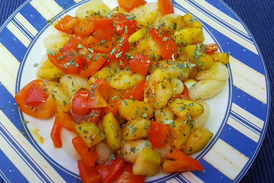 Gnocchi-Salat mit Zucchini und Paprika