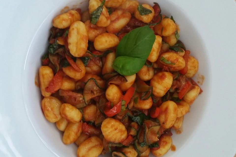 Gnocchi-Salat mit Zucchini und Paprika