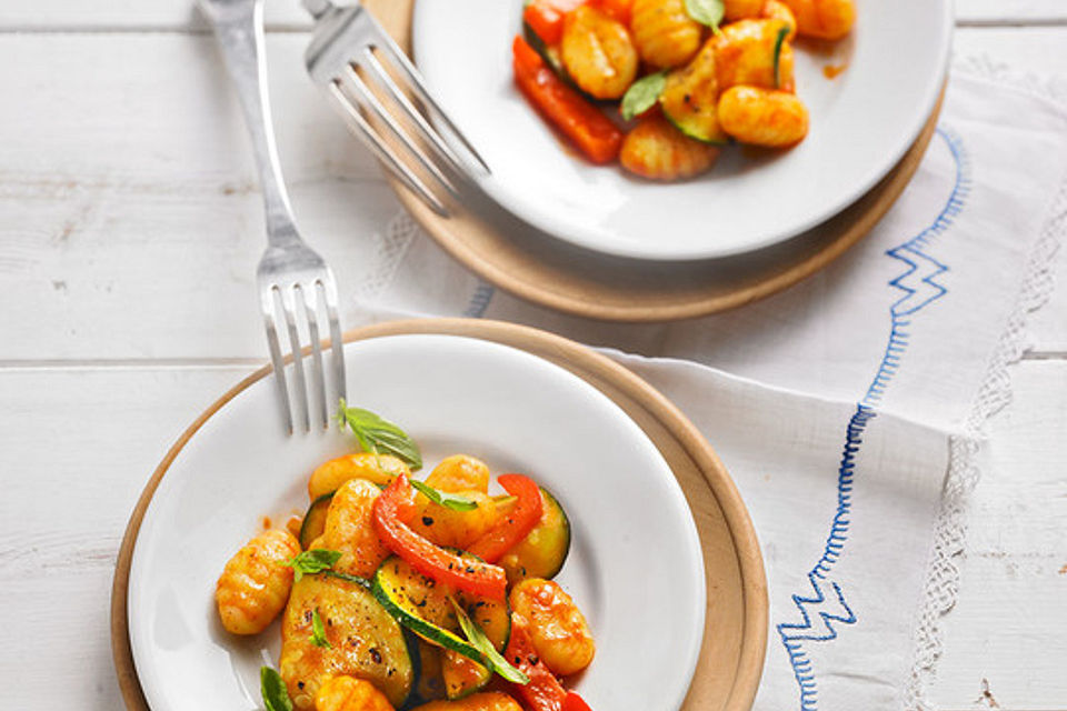 Gnocchi-Salat mit Zucchini und Paprika