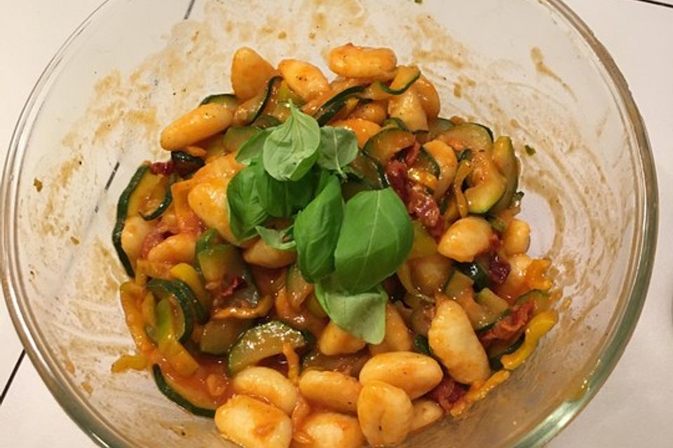 Gnocchi-Salat mit Zucchini und Paprika