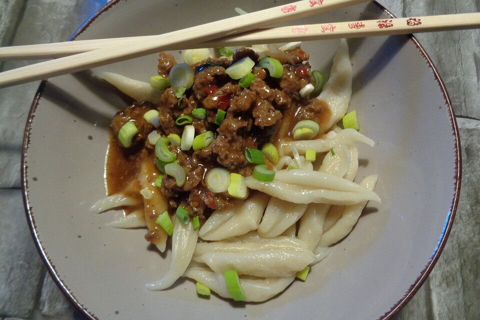 Chinesische Spaghetti mit scharfer Fleischsauce