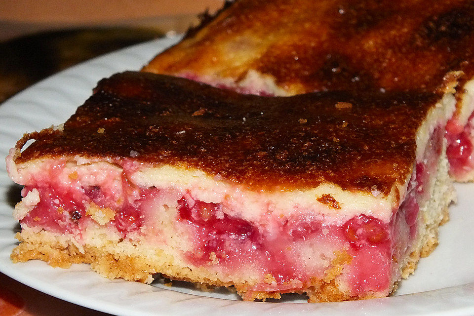 Johannisbeerkuchen mit Saure - Sahne - Guss vom Blech