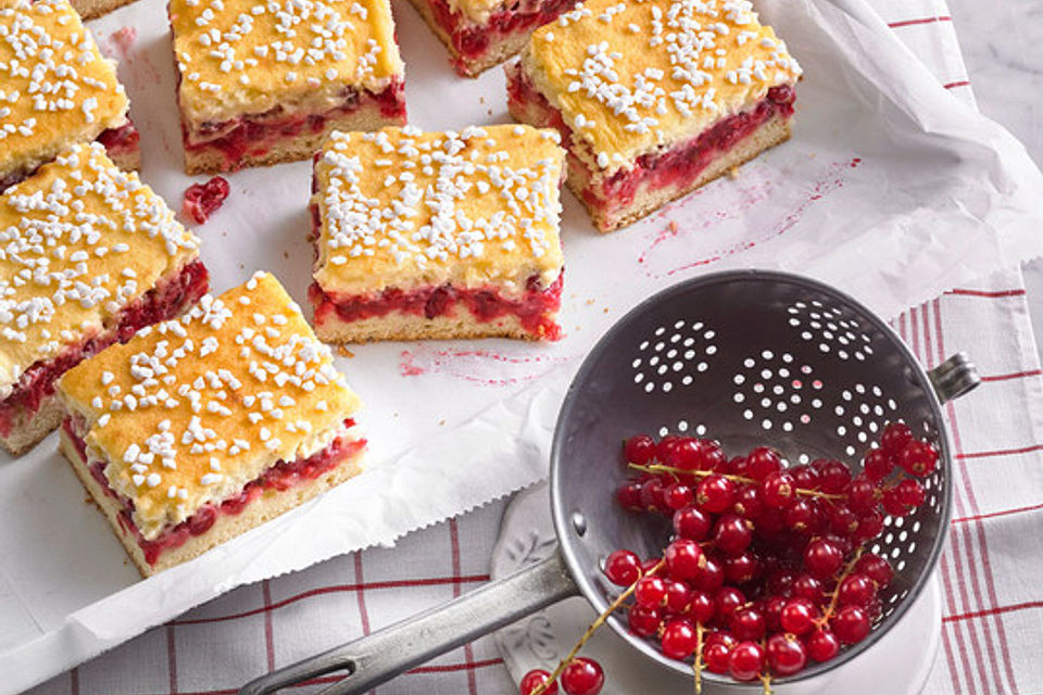 Johannisbeerkuchen mit Saure - Sahne - Guss vom Blech