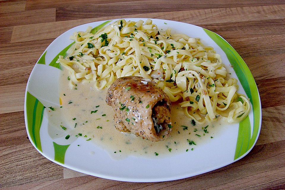 Schweinerouladen, gefüllt mit Gorgonzola und Parmaschinken an Kräuter - Sahne - Sauce