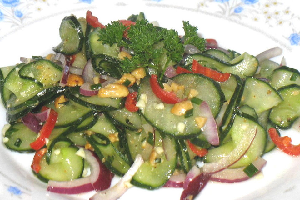 Gurkensalat mit Erdnüssen und Chili Gurkensalat mit Erdnüssen und Chili