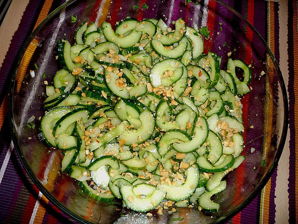 Gurkensalat mit Erdnüssen und Chili von msdeluxe| Chefkoch