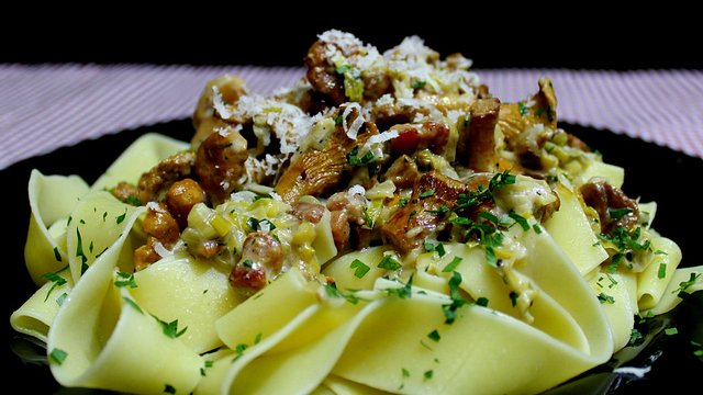 Bandnudeln mit Pfifferlingen und Lauch von msbbonn